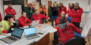 Cuatro espeleólogos atrapados en la cueva de Arredondo salen en buen estado