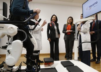 Cantabria incorpora su primer exoesqueleto para ayudar al cerebro de las personas con lesiones neurológicas graves a caminar