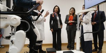 Cantabria incorpora su primer exoesqueleto para ayudar al cerebro de las personas con lesiones neurológicas graves a caminar