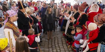 La presidenta de Cantabria confirma que el sobao pasiego y la quesada «están más fuertes que nunca»