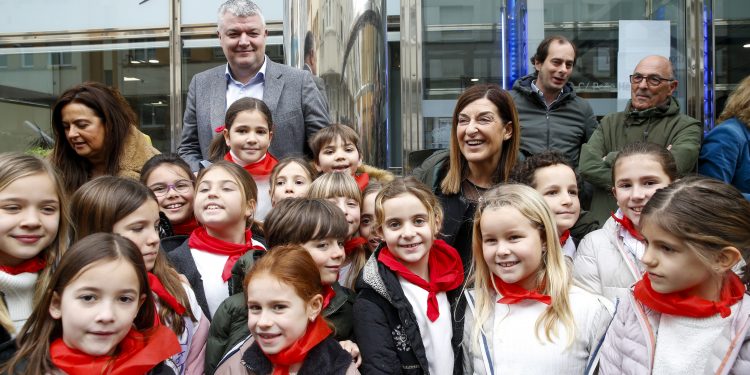 La presidenta Buruaga recibe a 140 alumnos marceros del colegio Castroverde de Santander