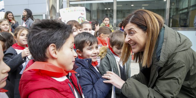 La presidenta Buruaga recibe a 140 alumnos marceros del colegio Castroverde de Santander