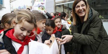 La presidenta Buruaga recibe a 140 alumnos marceros del colegio Castroverde de Santander