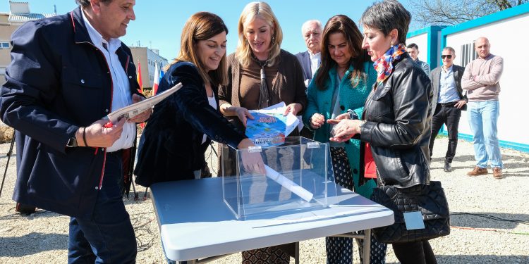 Buruaga garantiza el compromiso del Gobierno con la atención a la dependencia en el inicio de las obras de la nueva residencia y del centro de día en Polanco