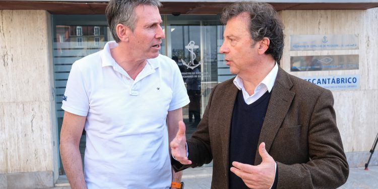 Pablo Palencia presenta a la Federación de Cofradías de Pescadores de Cantabria las ayudas previstas este año para impulsar el sector extractivo, con un importe aproximado de 5,7 millones