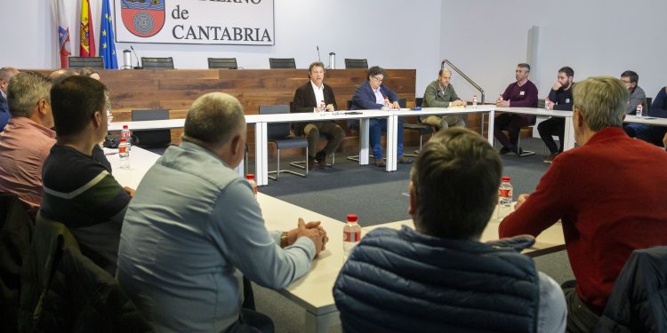 El Gobierno de Cantabria trabaja con el sector lácteo en el diseño de una estrategia para mejorar su competitividad y rentabilidad