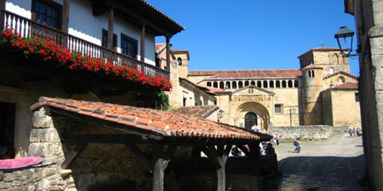 Santillana del Mar ya es zona de gran influencia turística y sus comercios tendrán libertad para determinar su apertura