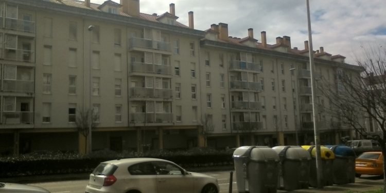 Un incendio arrasa garaje comunitario en Santander: 17 vehículos y 7 motocicletas calcinados