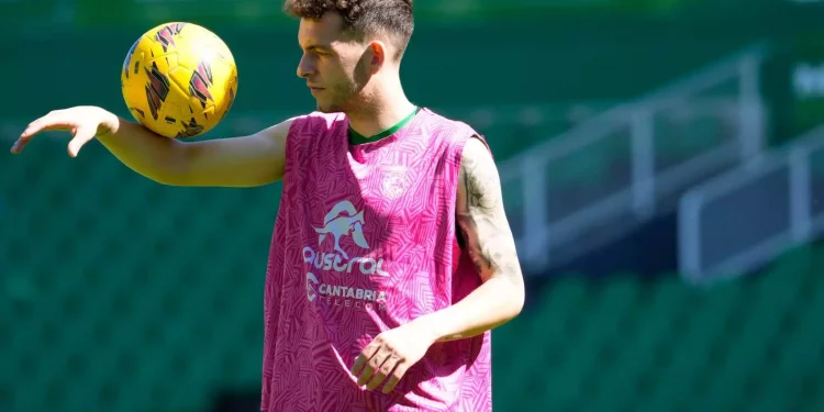 Máxima expectación en El Plantío, con 2.800 cántabros en la grada, ante la visita del Racing