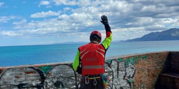 El helicóptero del 112 rescata a un hombre indispuesto en el faro de Santoña
