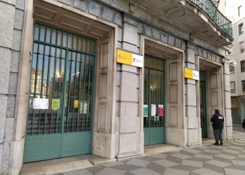 Un vehículo irrumpe en sede de la Seguridad Social en Santander