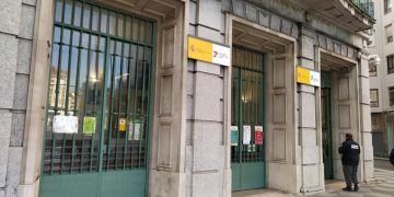Un vehículo irrumpe en sede de la Seguridad Social en Santander