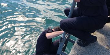 La Policía Nacional rescata a una mujer del agua en pleno Paseo Pereda