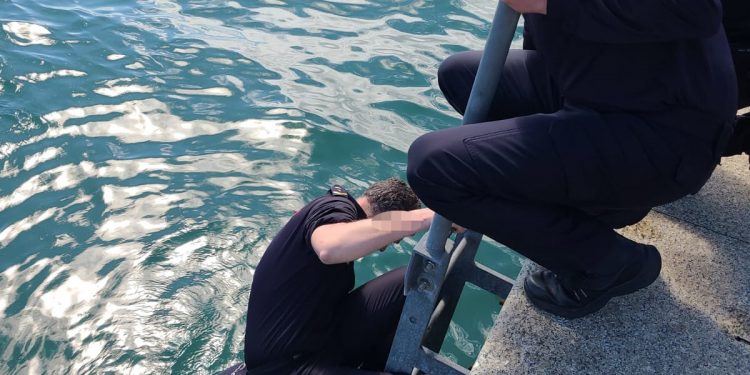 La Policía Nacional rescata a una mujer del agua en pleno Paseo Pereda