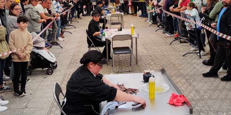 La Feria de la Anchoa se abre mañana con tres días para aprender a sobar, salar y ver el trabajo de las rederas