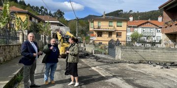 Fomento inicia las obras para mejorar el pavimento de la carretera del barrio Tabernilla en Ampuero