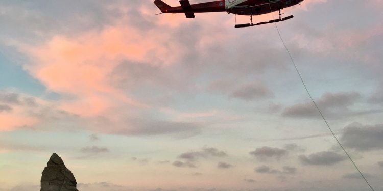 El helicóptero del 112 rescata un cadáver en la Virgen del Mar