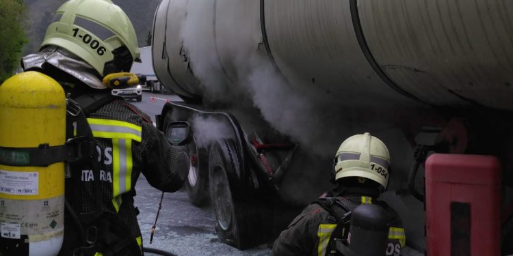 Herido un transportista tras el incendio de la rueda de la cisterna que conducía en la A8