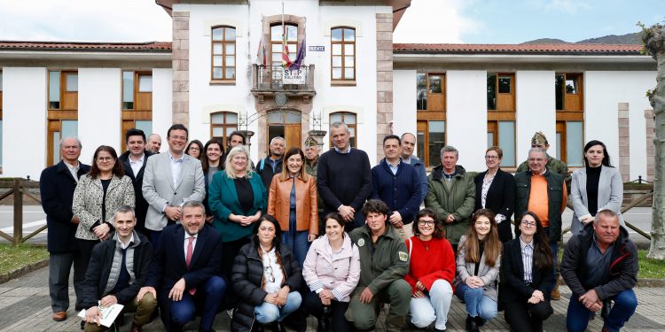 Buruaga aboga por avanzar en modelos de aprovechamiento sostenible de los recursos forestales en Cantabria