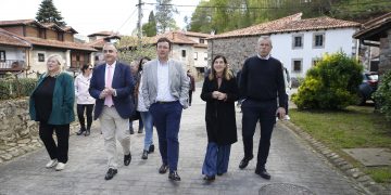 Buruaga entrega el título de Pueblo de Cantabria 2023 a Barcenillas, un “pueblo de postal”