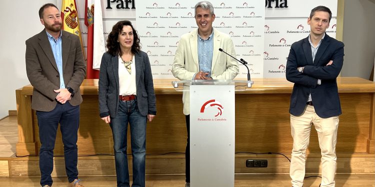 Zuloaga: “El PSOE estudia acudir a la Fiscalía para que el Gobierno de Buruaga haga cumplir a las empresas privadas con contratos públicos: lo vemos con los servicios de ambulancias y los que privatizó el PP en Valdecilla”