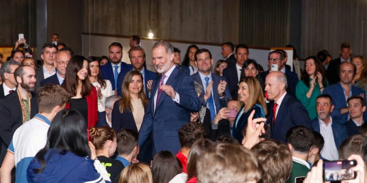 El arte y el talento joven centran la visita del rey Felipe VI a Cantabria