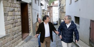 Desarrollo Rural acometerá la segunda y última fase del soterramiento de los cables de tendidos aéreos del casco histórico de Potes