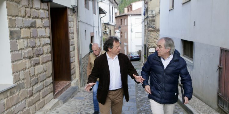 Desarrollo Rural acometerá la segunda y última fase del soterramiento de los cables de tendidos aéreos del casco histórico de Potes