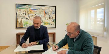 Firmado el convenio de colaboración con la Iglesia de La Asunción para la restauración de las vidrieras y el rosetón