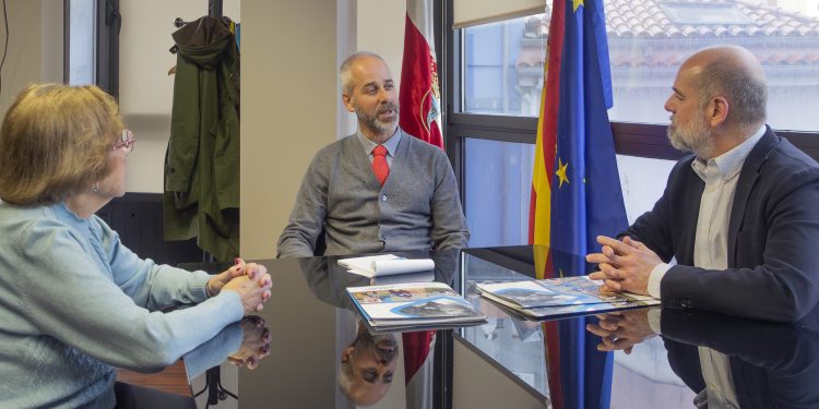 Educación estudiará distintas iniciativas para favorecer la integración en los centros educativos públicos de las personas con discapacidad