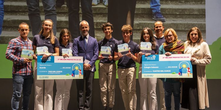 Silva valora la alianza de jóvenes, centros educativos y empresas para impulsar proyectos de innovación en los premios STARTinnova