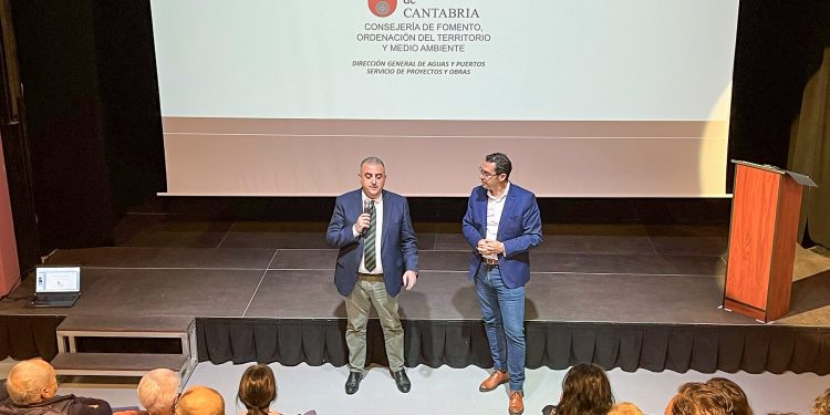 Fomento y Val de San Vicente presentan a los vecinos de Molleda el proyecto técnico para acabar con las inundaciones recurrentes que sufre la localidad