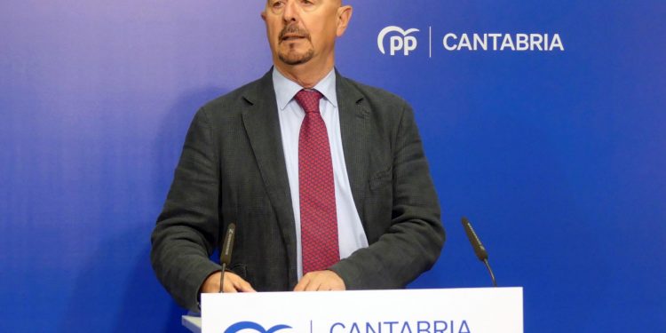 El Parlamento de Cantabria reprueba a Cesar Pascual