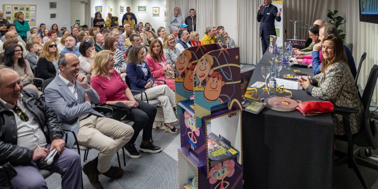 Gómez del Río anima a la asociación Es Retina a seguir trabajando a favor de la inclusión de las personas con problemas de visión