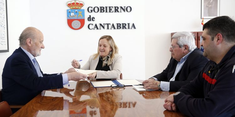 La Consejería de Presidencia renueva su apoyo a los Bomberos Voluntarios de Santander con un nuevo convenio
