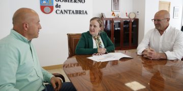 La consejera de Presidencia aborda con el alcalde de Cabezón de Liébana la mejora de las antiguas escuelas de Cambarco y Buyezo