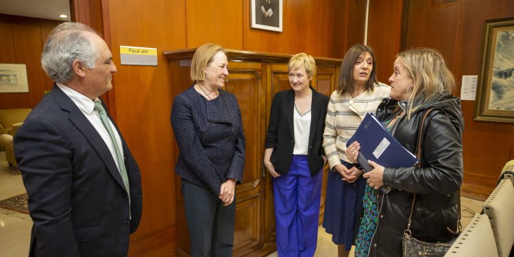 El Gobierno de Cantabria y la Fiscalía abordan la puesta en marcha de la Oficina Fiscal que estará lista en la presente legislatura