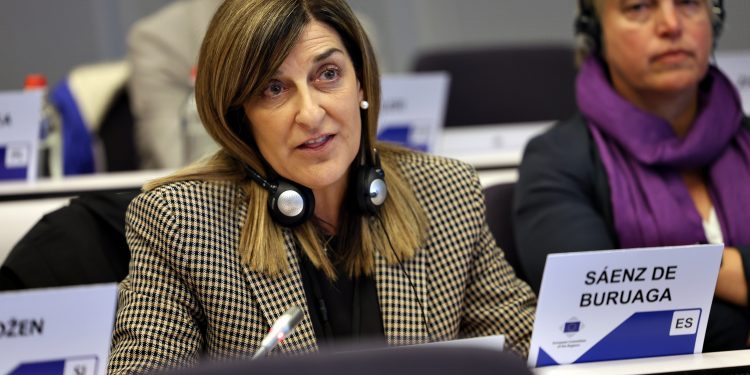 Buruaga pide en Bruselas rebajar la protección del lobo y amparo ante los «abusos» del Gobierno español