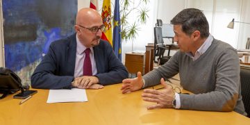 El consejero de Salud aborda con el alcalde de Ruiloba la situación sanitaria y las necesidades asistenciales del municipio