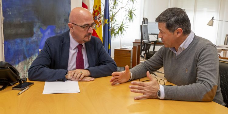 El consejero de Salud aborda con el alcalde de Ruiloba la situación sanitaria y las necesidades asistenciales del municipio