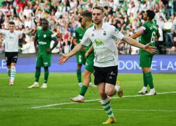 El Racing gana al Elche y continua soñando con primera