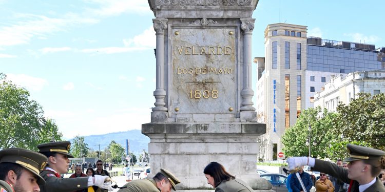 Santander celebra el Dos de Mayo con una ofrenda floral en el monumento a Pedro Velarde