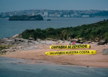 Cantabristas despliega una pancarta gigante en la isla de Santa Marina contra la masificación turística