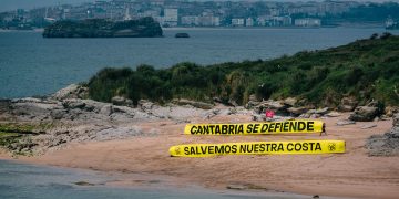 Cantabristas despliega una pancarta gigante en la isla de Santa Marina contra la masificación turística