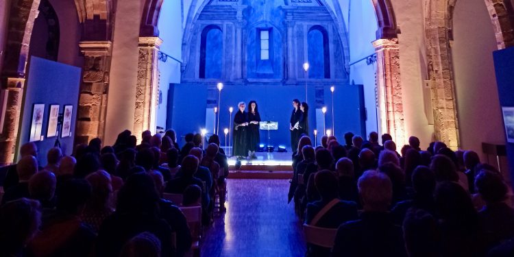 El grupo vocal ‘Cantaderas’ llena el Centro de Estudios Lebaniegos en una nueva convocatoria del ciclo ‘Caminos que nos unen’ organizado por el Gobierno