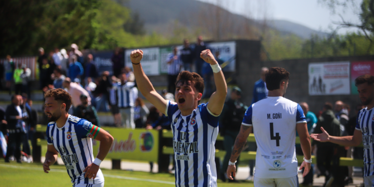 Pantalla gigante en el Vicente Trueba para seguir el “decisivo” partido entre la Gimnástica y el Coruxo, en Vigo