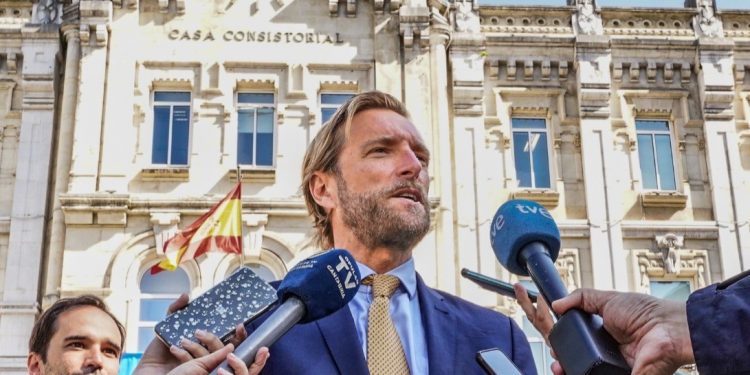 Piña pregunta a Díaz dónde se vierte la arena que se draga y por qué no se usa para rellenar las playas de la ciudad