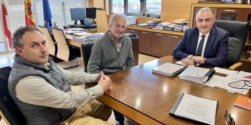 Media analiza con la Junta Vecinal de Puente Avíos la mejora del firme de dos viales de esta localidad de Suances