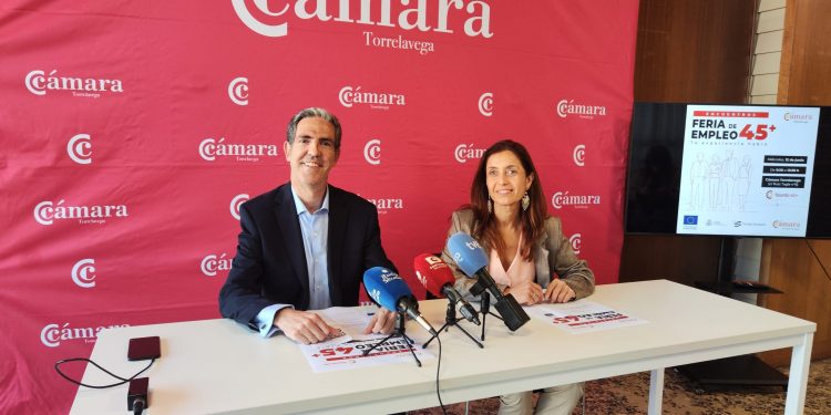 Cámara Torrelavega realiza su primera feria enfocada a personas desempleadas de entre 45 y 64 años