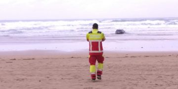 Rescatan el coche del mar en Oyambre de unos palentinos que hicieron trompos en la playa